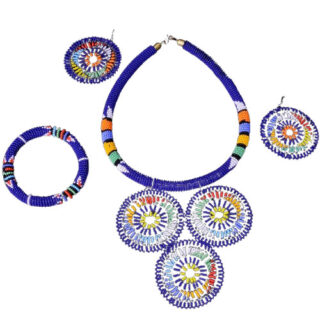 A SET OF BLUE BEADED NECKLACE, EARRING AND BANGLE