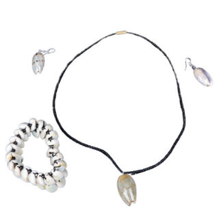 A SET OF BLACK BEADED NECKLACE WITH A COWRIE SHELL PENDANT, EARRINGS & BRACELET