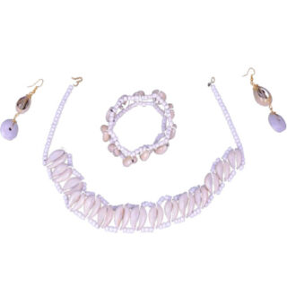 A SET OF WHITE BEADED NECKLACE AND BRACELET WITH COWRIE SHELLS & EARRING