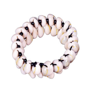 A WHITE POLISHED COWRIE SHELL BRACELET